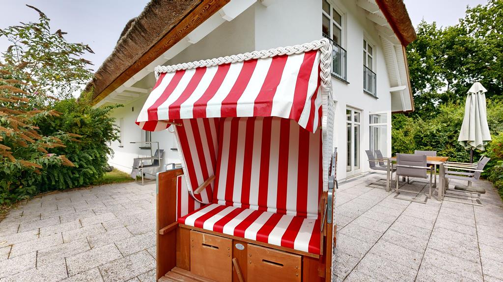 Auf der Terrasse steht ein Strandkorb